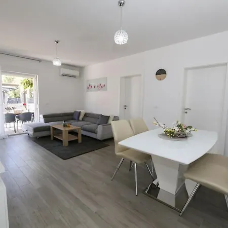 Hébergement de vacances Beachfront Corluka Kaštela